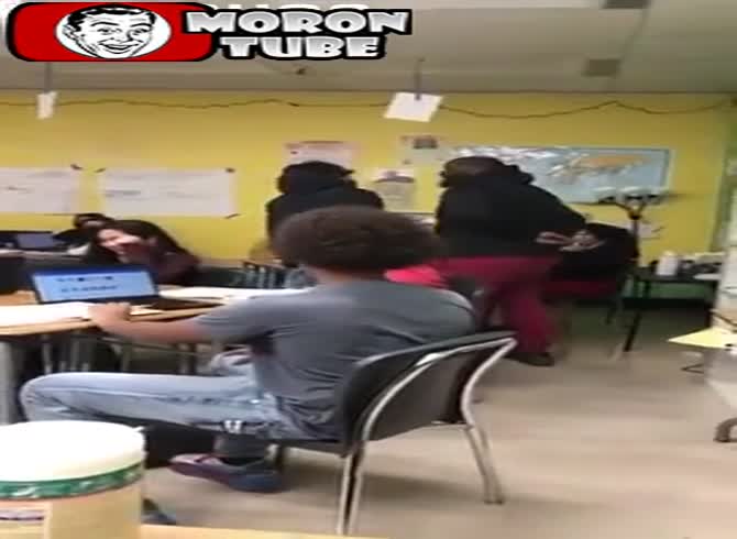Video :The student is thrown to the ground by the substitute instructor